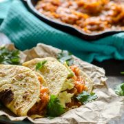 Estos tacos de tinga de zanahoria y camote son super fáciles de hacer y son deliciosos. Sirve con rebanadas de aguacate o en tostadas.