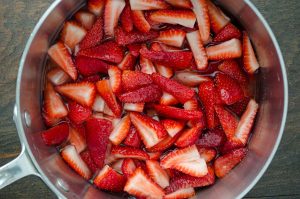 Vas a disfrutar estas paletas veganas de fresa por que están llenas de trozos dulces de fresas y son el refrigerio perfecto para un día soleado.