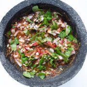 Esta salsa de berros y rábanos es deliciosa y con unas rebanadas de aguacate y unas tortillas recién hechas hacen la combinación perfecta