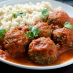 Deliciosas albóndigas de tofu hechas con una mezcla de champiñones, tofu, cebolla, ajo y especias, en una salsa de tomate con chipotle.