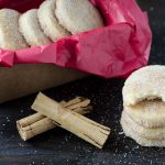 Hojarascas veganas con ralladura de naranja y anís. Las puedes encontrar cubiertas con azúcar glass o con una combinación de azúcar y canela