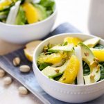 Esta ensalada de espinaca con aderezo de guayaba tiene naranja, jicama, aguacate y pistaches.¡Me encantan las guayabas!