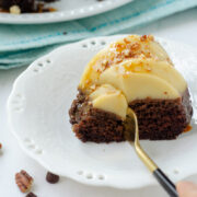 Rebanada de chocoflan vegano